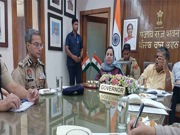 J-K Minister Sakeena Itoo with Punjab Governor Gulab Chand Kataria (Photo/ANI)