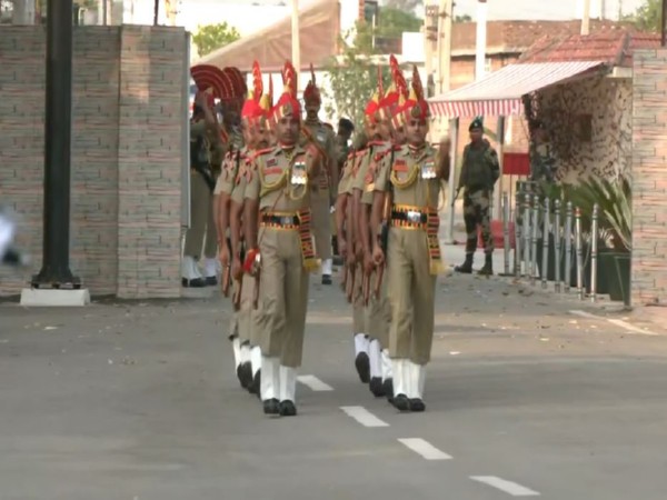  Border Security Forces (BSF) paiys tribute to those who lost their lives in the Pahalgam terror attacks (Photo/ANI)