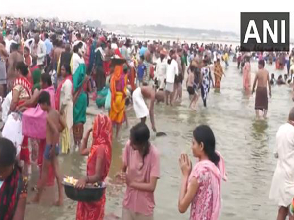 Devotees take holy dip at Sangam on Vaishakh Amavasya (Photo/ANI)