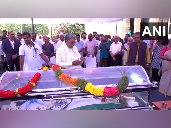 Karnataka Chief Minister Siddaramiah on Sunday paid last respects to Former ISRO Chief K Kasturirangan,(Photo/ANI) 