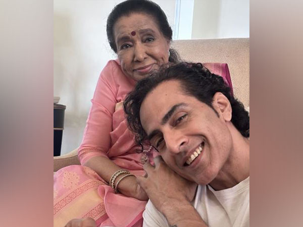 Singer Asha Bhosle with actor Sudhanshu Pandey (Image source: Instagram)