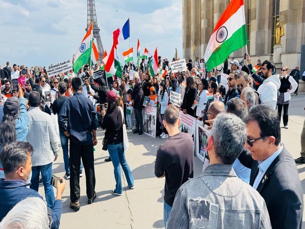 Indian diaspora in Paris protests against J-K attack (Image/ANI)