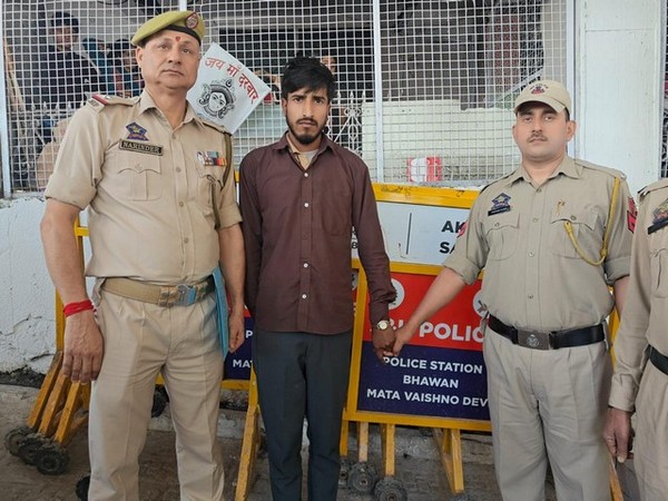 Police arrests man allegedly impersonating as porter (Photo/ANI)