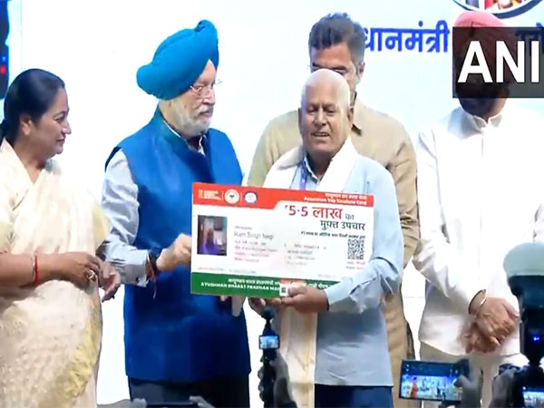Union Minister Hardeep Singh Puri and Delhi Chief Minister Rekha Gupta distributed Ayushman Bharat cards (Photo/ANI)