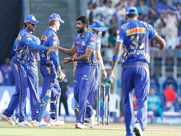 Jasprit Bumrah celebrating with MI players (Photo: @ipl/X) 