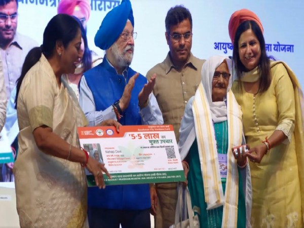 Union Minister Hardeep Singh Puri and Delhi Chief Minister Rekha Gupta distributed Ayushman Bharat cards (Photo/ANI)