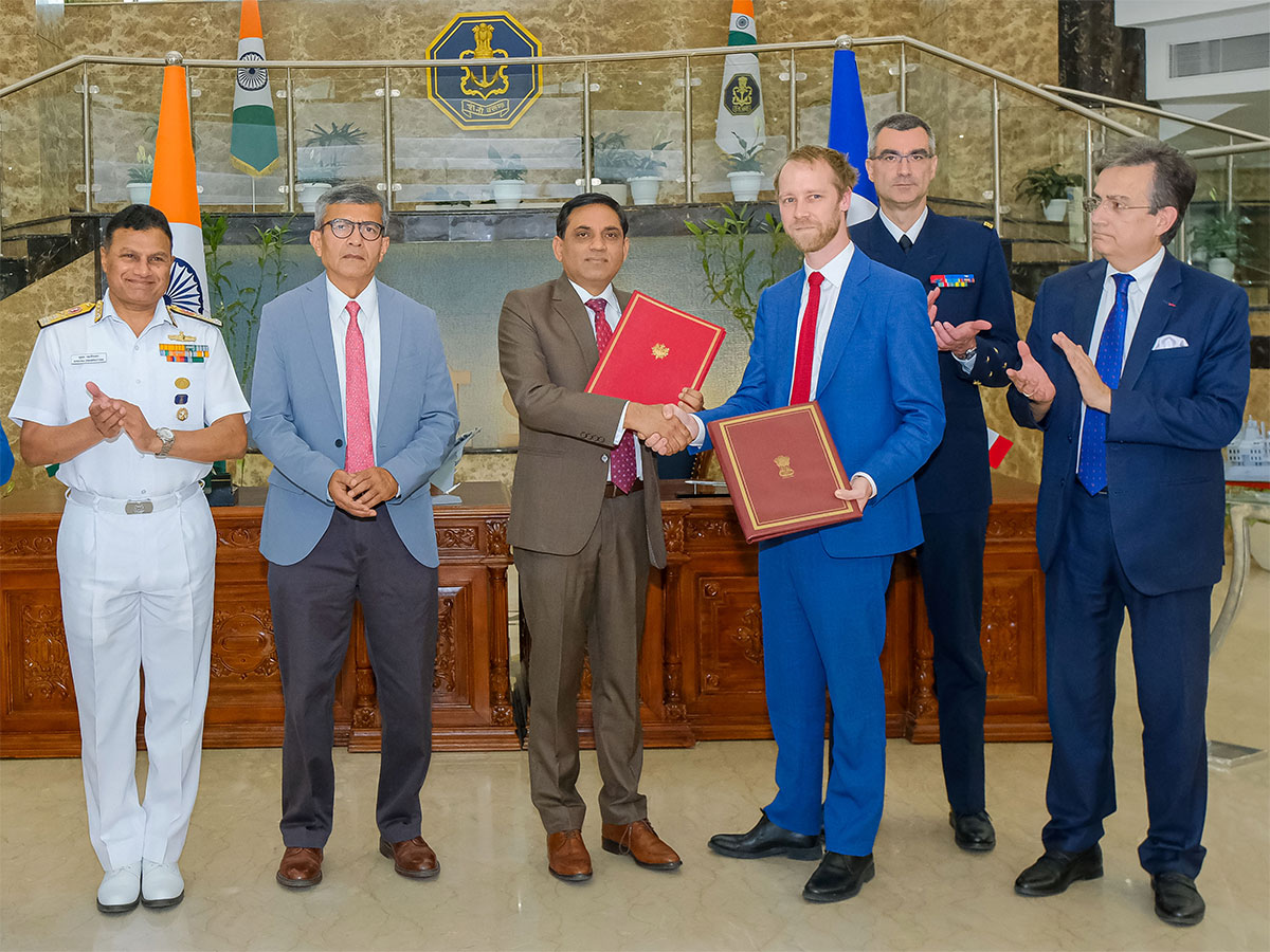 Indian and French sides exchange signed copies of the agreement (Image/Ministry of Defence)