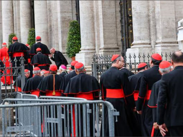 Cardinals arrive to pay their respects at the tomb of the late Pope Francis in the Papal Basilica of Saint Mary Major (Santa Maria Maggiore), in Rome (Image/Reuters)
