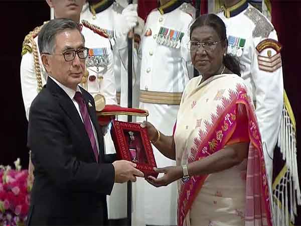 Osamu Suzuki, former CEO of Suzuki Motor, posthumously conferred with Padma Vibhushan. His son Toshihiro Suzuki received the award (Image: DD News)