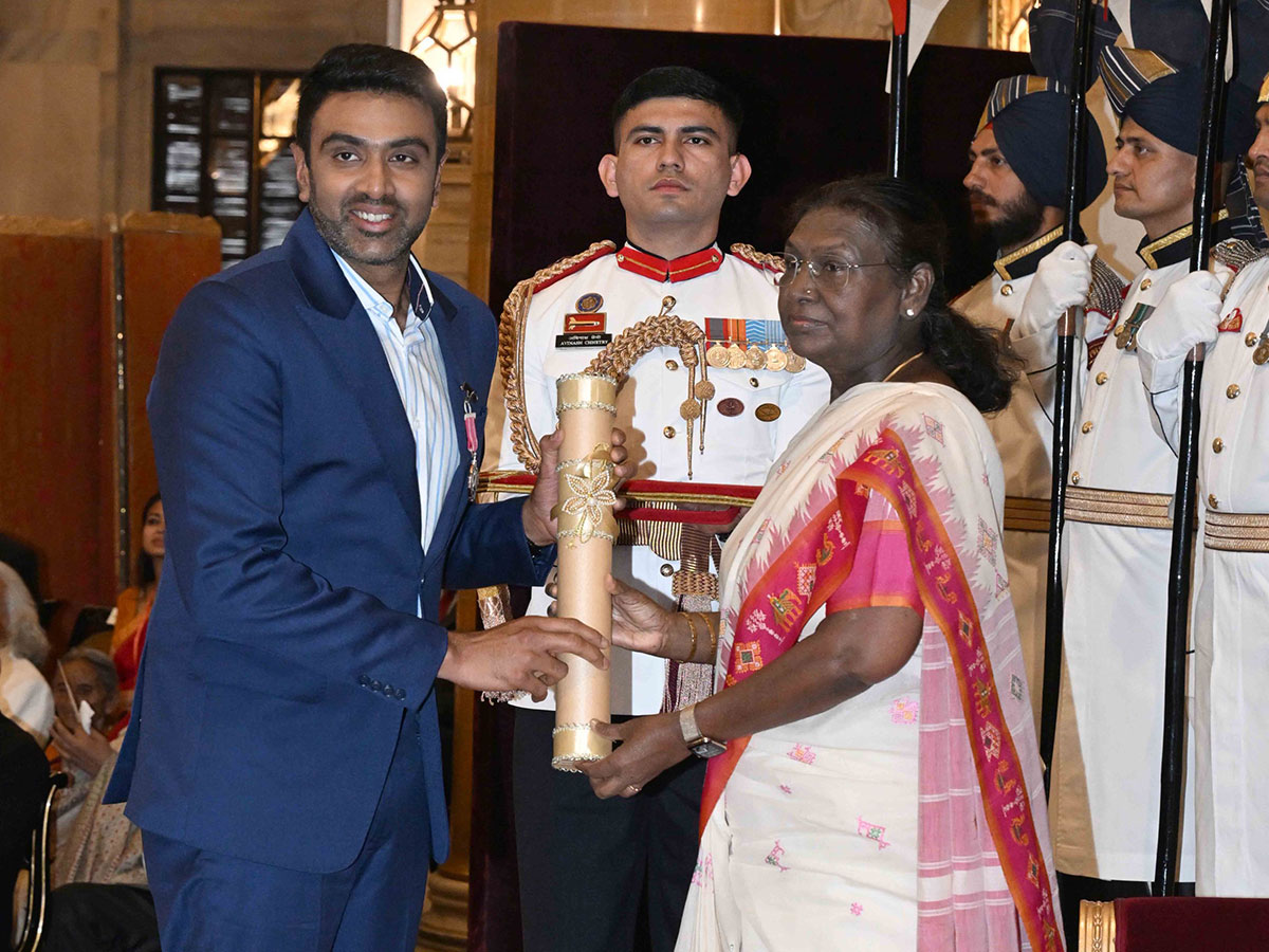 Ravichandran Ashwin and  Droupadi Murmu (Photo: X/@rashtrapatibhvn)