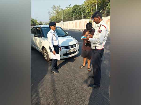Delhi Traffic Police issuing challan (Photo/ANI)