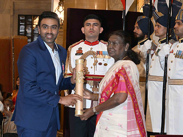 Cricketer Ravichandran Ashwin with President Droupadi Murmu (Photo: X/@rashtrapatibhvn)