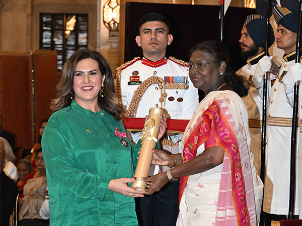 President Droupadi Murmu presents Padma Shri to Ali Jaber Al-Sabah (Image: X@rashtrapatibhvn)