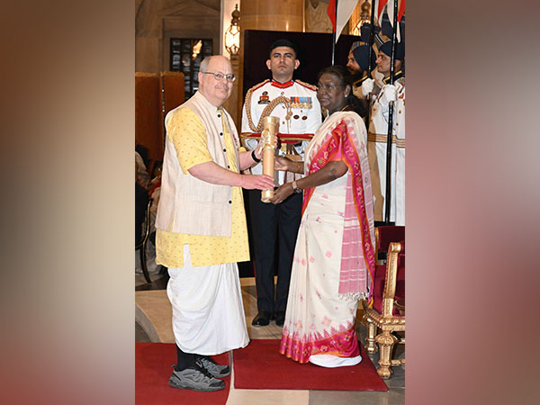 President Droupadi Murmu presents Padma Shri to Stephen Knapp (Image: X@rashtrapatibhvn)