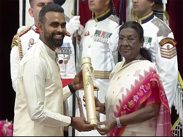 PR Sreejesh receiving the award. (Photo- Hockey India)
