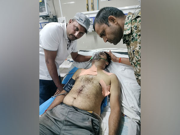 Head Constable Prince Garg undergoing treatment (Photo/ANI)