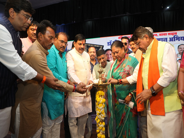 MP CM Mohan Yadav, Rajasthan former CM Vasundhara Raje, MP Minister Kailash Vijayvargiya and others lighting lamp to began the program (Photo/DPR)