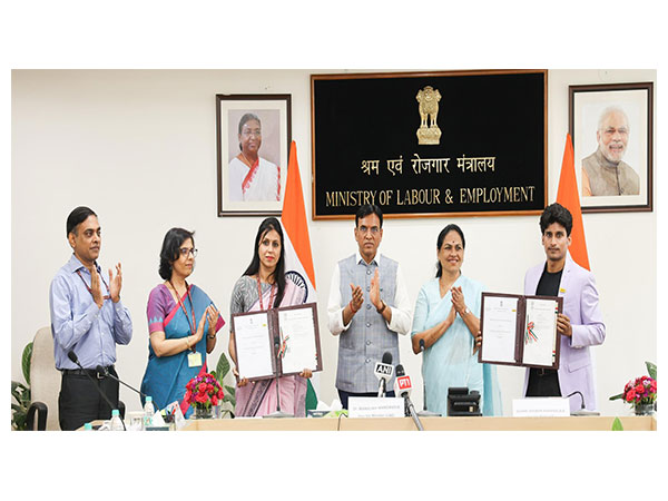 Union Minister Mansukh Mandaviya with officials (Photo/@mansukhmandviya)