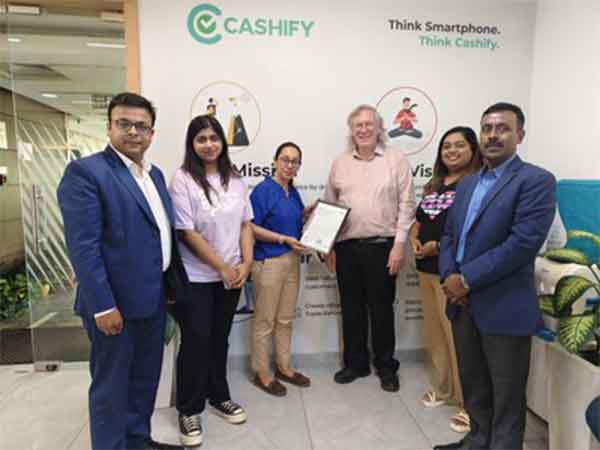 Certification handover from the SGS team to the Cashify team