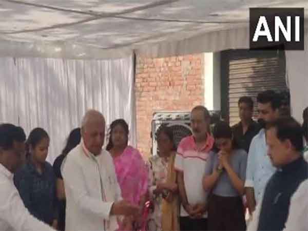 Bihar Governor Arif Khan with family of Shubham Dwivedi (Photo/ANI)