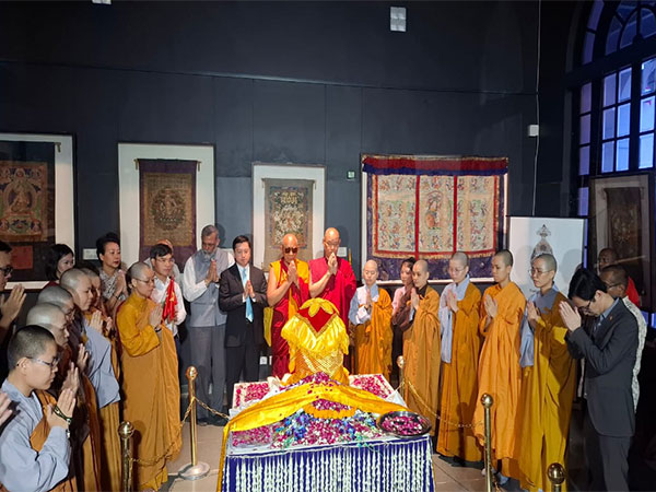 Monks offer prayers to Buddha Relic of Sarnath in Delhi (Photo/ANI)