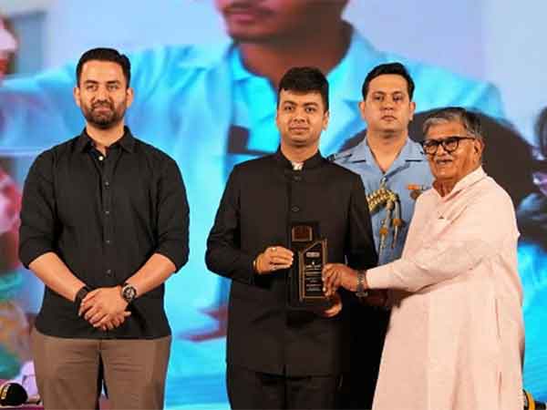 Er. Vibhav Mittal, Vice Chairman, Dolphin (PG) College receiving the award from Punjab Governor Gulab Chand Kataria