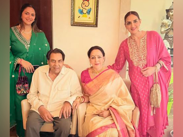 Esha Deol with Dharmendra, Hema Malini (Image Source: Instagram)