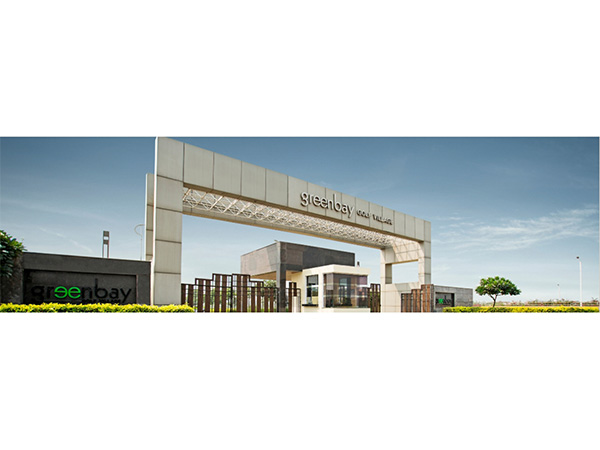 Luxury villas and plots by the golf course along Yamuna Expressway amid booming development.