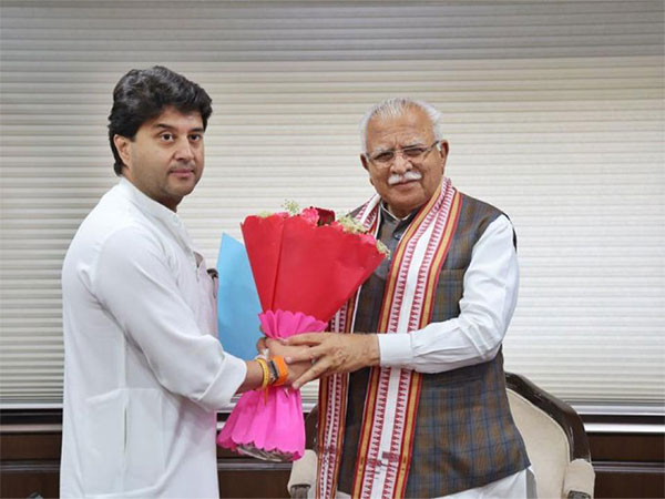 Union Minister Jyotiraditya Scindia met Manohar Lal (Photo/ANI)