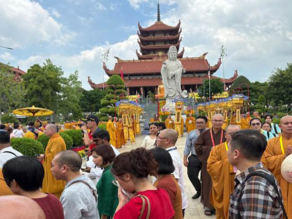 Devotees pay homage to sacred relics of Lord Buddha in Vietnam. (Photo: PIB)