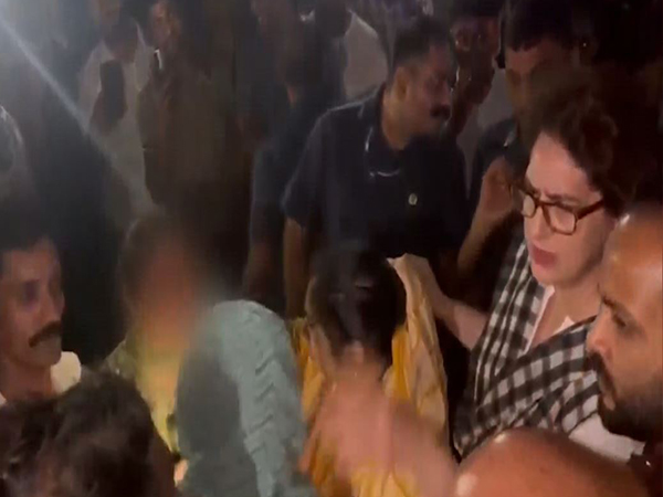 Priyanka Gandhi stops her convoy after seeing road accident in Kerala (Photo/Priyanka Gandhi office)