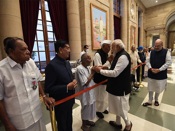 PM Narendra Modi with Swami Sivananda Saraswati (Photo: @narendramodi/X) 