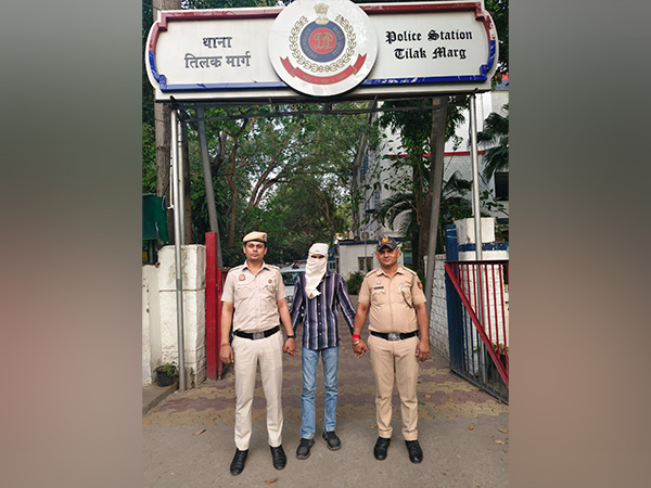 Delhi Police personnel with the arrested individual  ([Photo/ ANI)