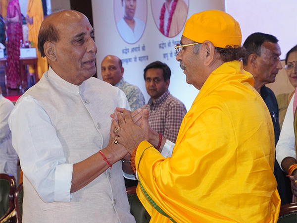 Union Defence Minister Rajnath Singh with Sudhanshu Ji Maharaj (Photo/ANI)