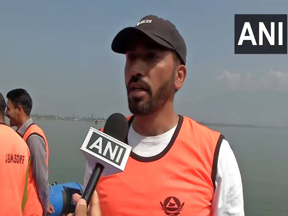  SDRF personnel conduct a mock drill at Dal Lake (Photo/ANI)