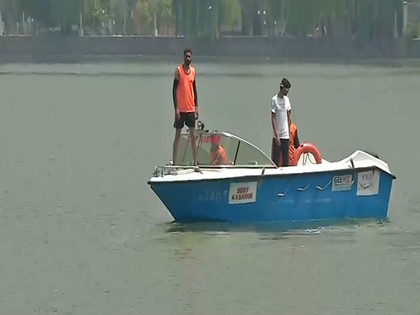 JKSDRF jawans at Dal Lak Srinagar (Photo/ANI)