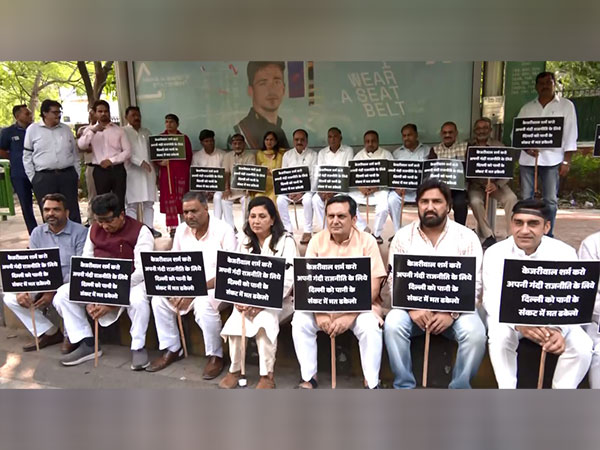 BJP holds protest outside Arvind Kejriwal's residence (Photo/ANI)