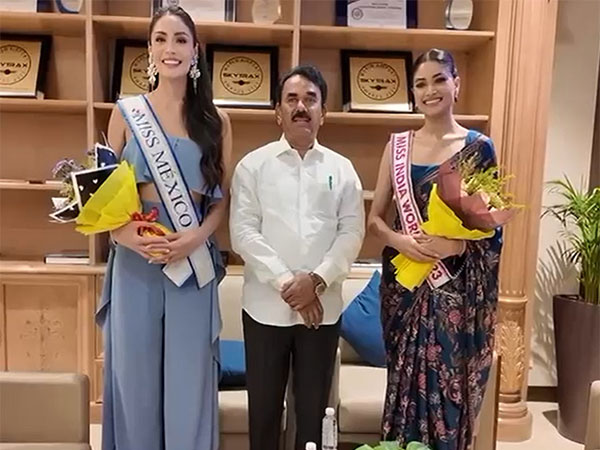 Minister Jupally Krishna Rao with Miss India and Miss Mexico (Image Source: ANI)