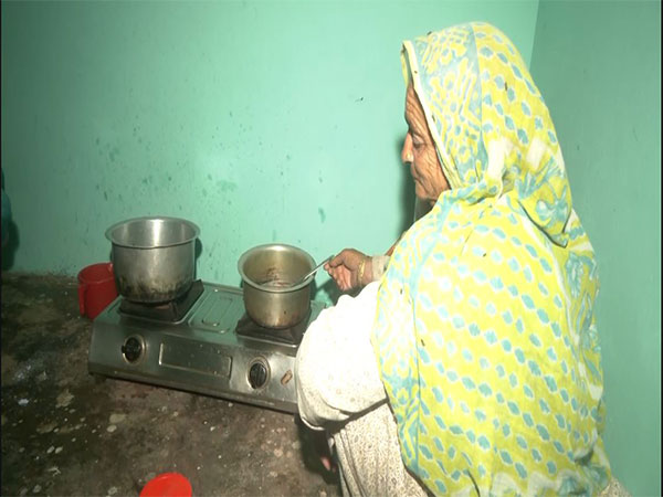 Cooking in Rajouri bunker (File Photo/ANI)