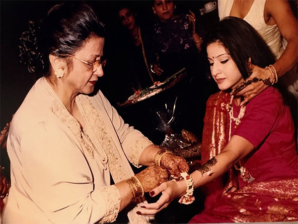 Maheep Kapoor with late mother-in-law Nirmal Kapoor (Image source: Instagram/@maheepkapoor)