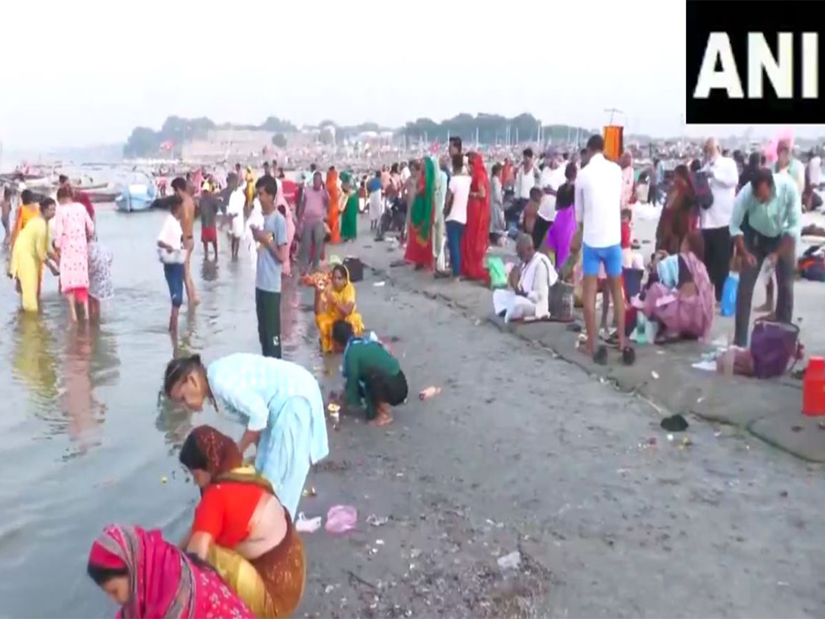 Devotees take a holy dip on Mohini Ekadashi (Photo/ ANI) 