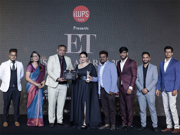 100 Yards team felicitated by Vidya Balan at the ET Business Awards in Bangalore