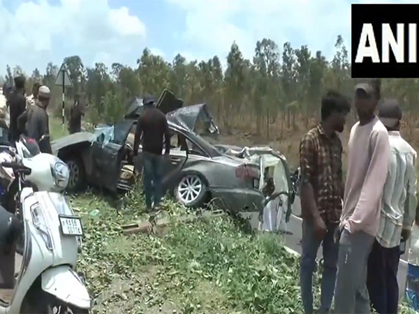 6 killed, 2 injured as car crashes into lorry in Haveri (Photo/ANI)