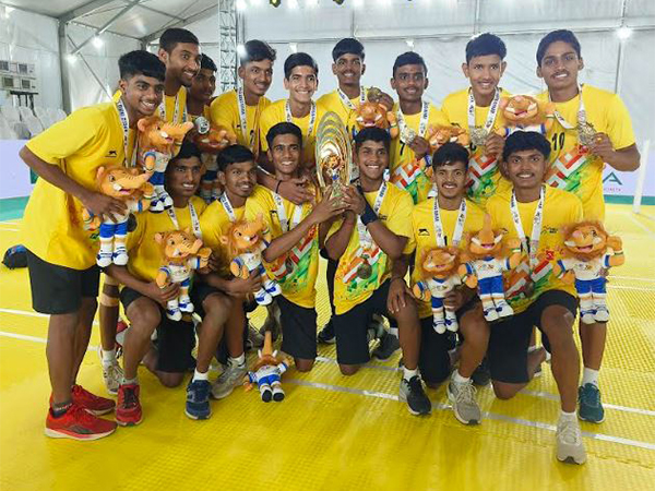 Maharashtra Kho Kho team winning Khelo India Youth Games 2025 trophy (Image: SAI media)