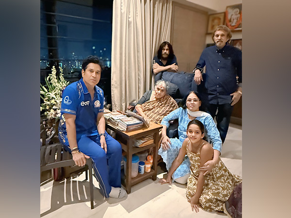 Sachin Tendulkar with his family (Photo: X/@sachin_rt)