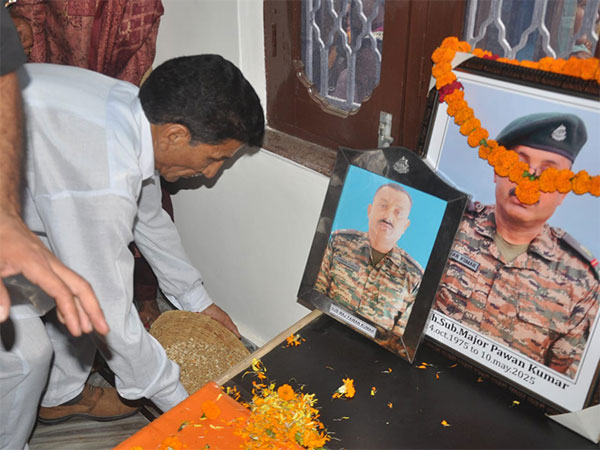 Family members greive loss of army jawan in Rajouri (Photo/ANI)