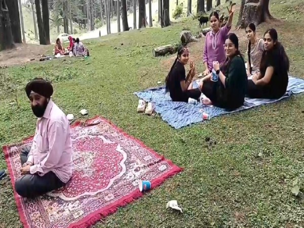 Toutists in Patnitop (Photo: ANI)