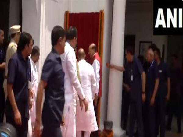 Delhi LG unveils plaque to mark foundation laying of a 500 KV Solar Energy Plant at Assembly (Photo/ANI)