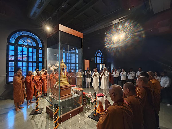  Union Ministers Kiren Rijiju and Gajendra Singh Shekawat pay obeisance to the holy relics of Lord Buddha at National Museum (Photo/ANI) 