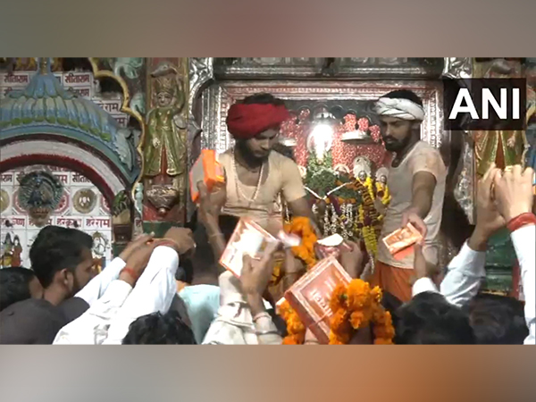 Large number of devotees gather at Hanumangarhi Temple (Photo/ANI)